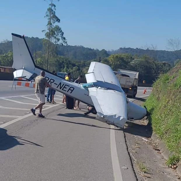 Avião de pequeno porte faz pouso de emergência em rodovia de SP