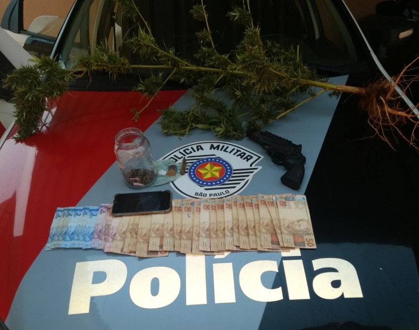 Pol Cia Militar Apreende P De Maconha Em Casa De Acusado De Tr Fico De