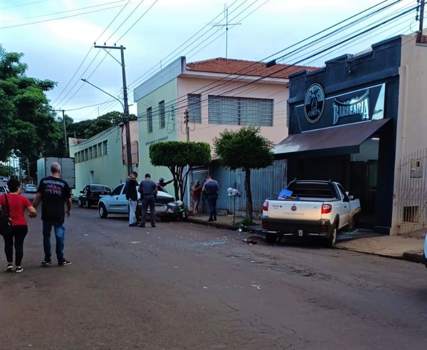 Caminhonete Desgovernada Atinge Carro Que Bate Em Moto Na Vila