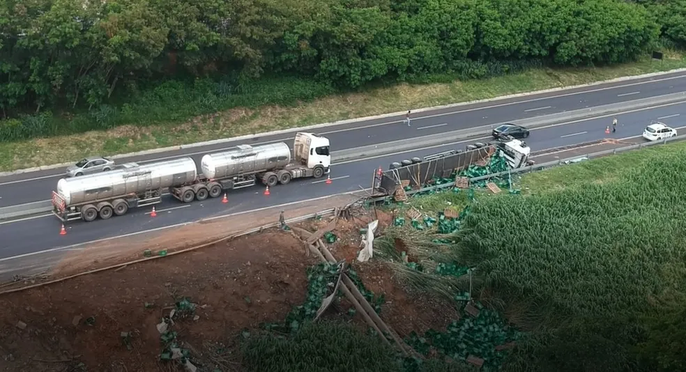 Caminh O Tomba E Espalha Carga De Cerveja No Acostamento De Rodovia Na