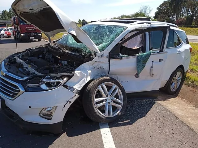 Idosos ficam feridos após carro ser atingido por carreta em rodovia de