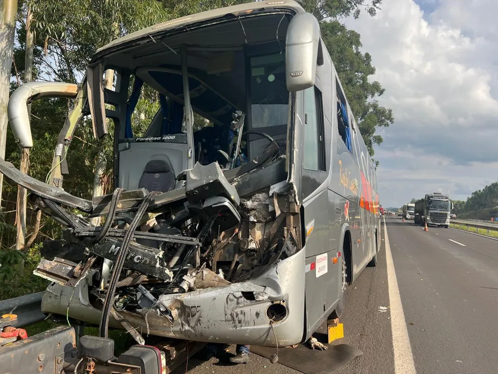 Ônibus que transportava pacientes acerta traseira de caminhão e batida