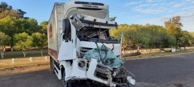 Motorista de caminhão frigorífico fica ferido após bater na traseira de