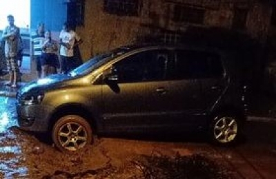 Carro fica preso em valeta aberta em rua de Ourinhos vídeo Passando