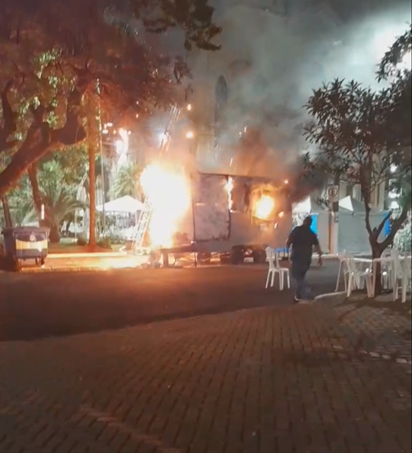 Trailer pega fogo durante quermesse na Praça da Catedral do Senhor Bom