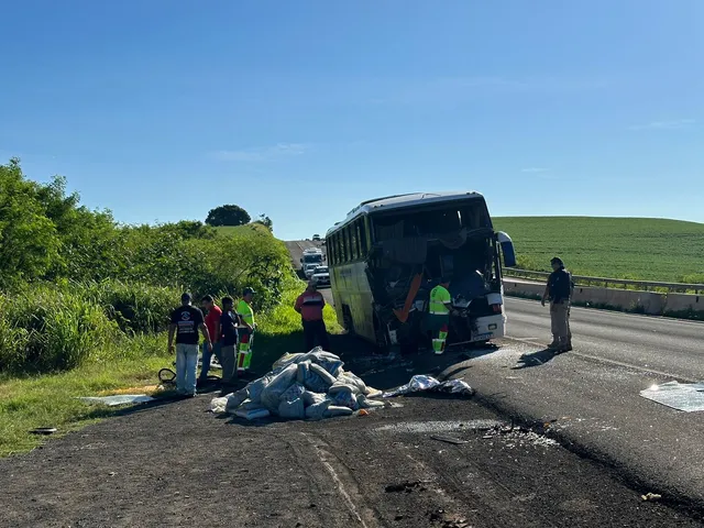 Motorista morre após ônibus que seguia para Ourinhos bater na traseira