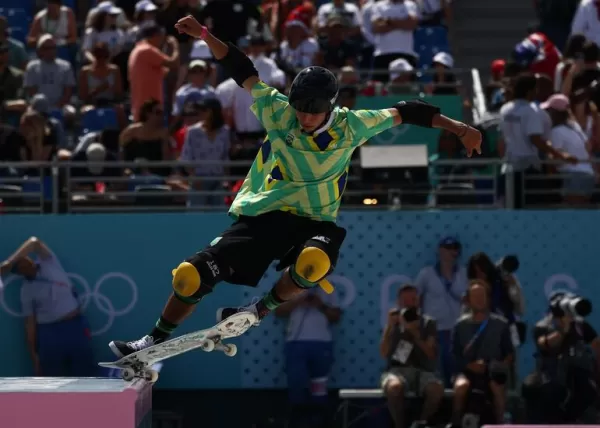 Augusto Akio, o Japinha, é bronze no skate park em Paris-2024