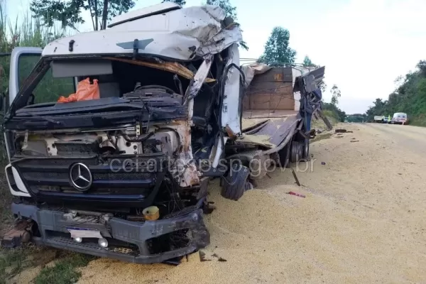 Colisão entre carreta e caminhão interdita Rodovia Eduardo Saigh em Itaporanga