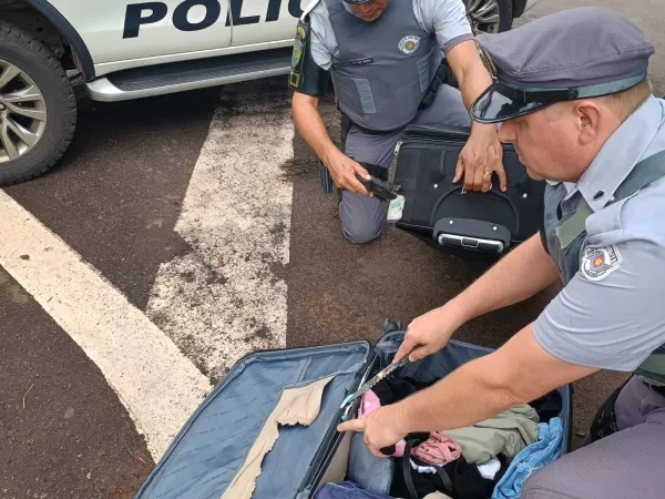 Polícia Militar apreende cocaína escondida em malas durante operação na Raposo Tavares, em Assis