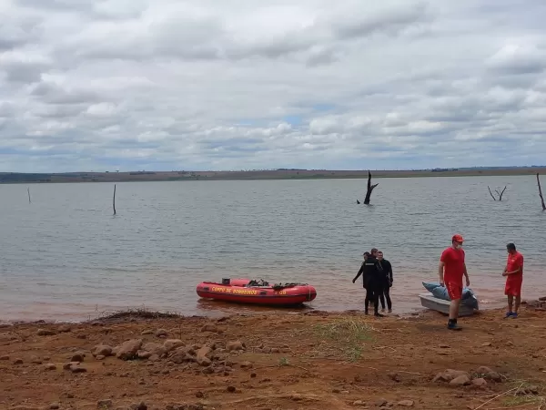 Equipes de resgate fazem buscas por homem desaparecido em represa de Paranapanema