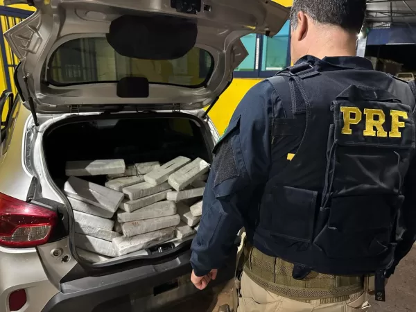 PRF apreende 134 kg de maconha e prende motorista na divisa entre PR e SP