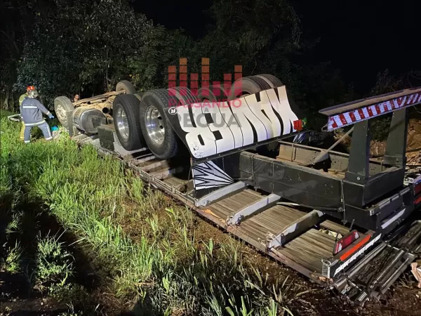 Caminhoneiro morre ao capotar caminhão na BR-153, em Ibaiti