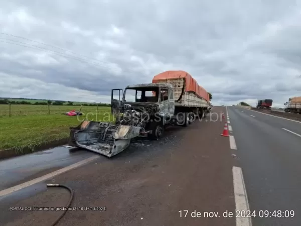 Caminhão pega fogo na Rodovia Raposo Tavares em Salto Grande