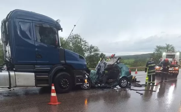 Acidente entre caminhão e carro deixa mortos na Raposo Tavares 