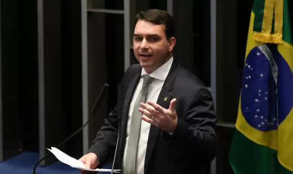 Flávio Bolsonaro aciona TCU contra Lula por suposta autopromoção em pronunciamento oficial