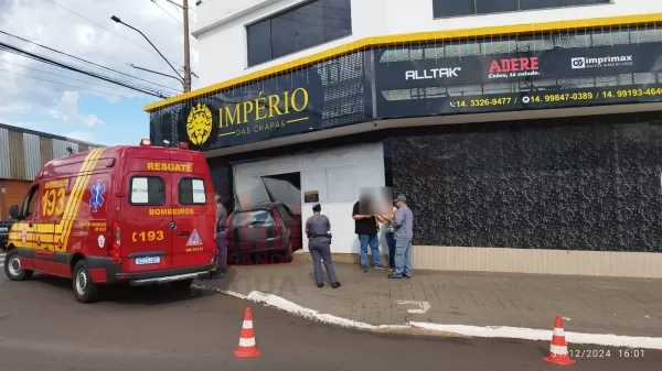 Carro bate em porta de empresa em Ourinhos