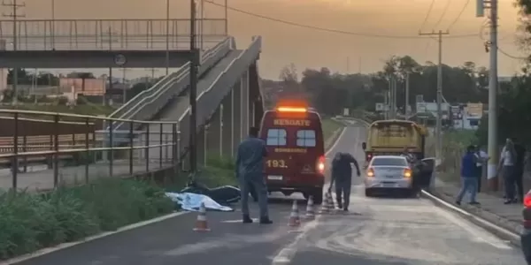 Motociclista morre após colidir contra ônibus escolar na SP-255, em Avaré