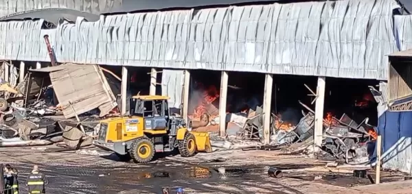 Incêndio de grandes proporções atinge galpão de beneficiadora de amendoim em Tupã