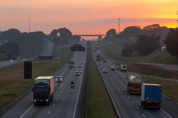 Caminhoneiro de Ourinhos é assaltado na Rodovia Presidente Dutra, em São Paulo