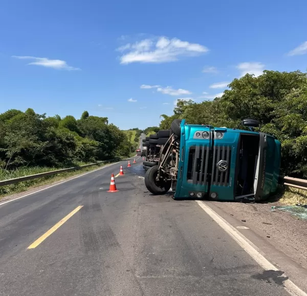 Caminhão tomba na BR-153 próximo a Ocauçu e interdita parcialmente a pista