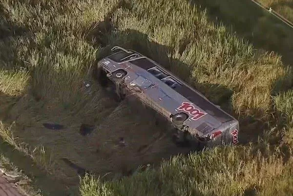 Ônibus cai em ribanceira na Dutra, mata adolescente e deixa 25 feridos