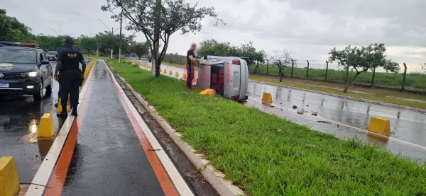 Carro tomba na Avenida Luiz Saldanha Rodrigues em Ourinhos; ninguém se feriu