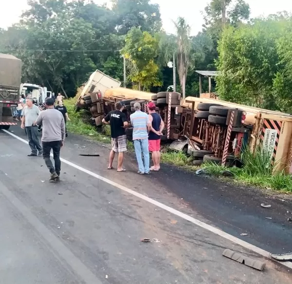 Acidente na PR-092 em Joaquim Távora mata dois jovens de Carlópolis