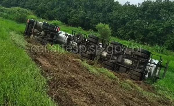 Carreta com 28 mil litros de óleo vegetal tomba na Rodovia Castello Branco na região 