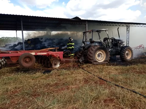 Incêndio na zona rural de Santa Cruz do Rio Pardo destrói trator da Secretaria de Agricultura