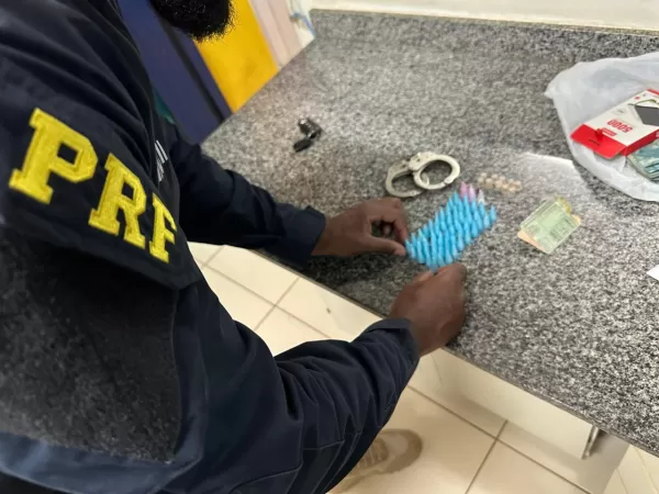 PRF prende homem com cocaína e crack na BR-153 em Ocauçu