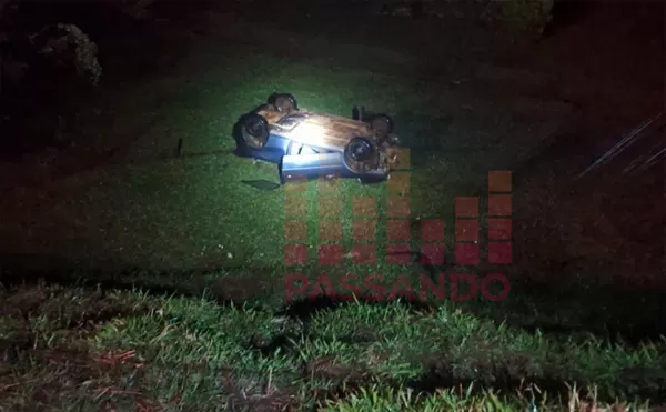 Motorista capota veículo e fica preso nas ferragens em Santa Cruz do Rio Pardo