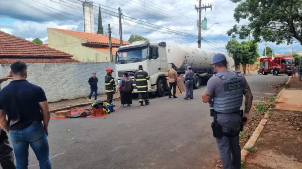 Motorista morre atropelado por caminhão em Ourinhos