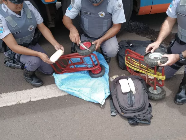 Polícia Rodoviária apreende cocaína em ônibus com bolivianos na Raposo Tavares