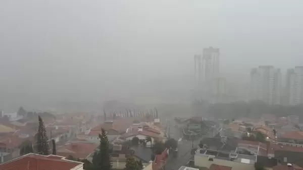 Chuva forte com granizo e ventania causa estragos em Botucatu