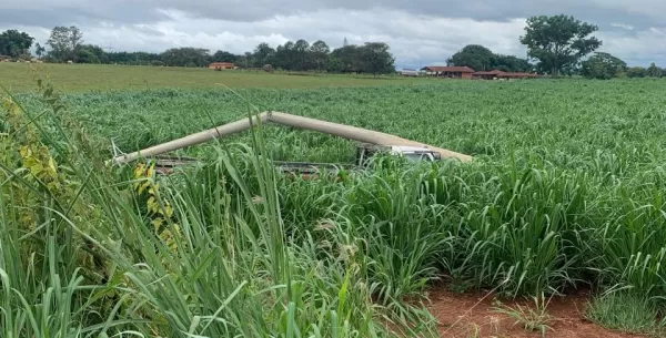 Caminhonete derruba poste em estrada em Ourinhos