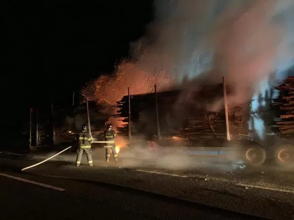 Bombeiros combatem incêndio em carreta carregada com eucalipto na SP-225 em Espírito Santo do Turvo