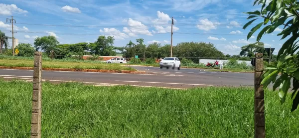 Motociclista fratura a perna após colidir com caminhão na Rodovia Mello Peixoto em Ourinhos