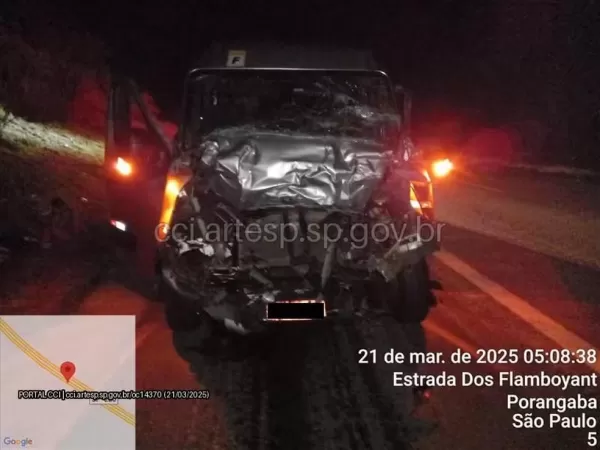 Van bate na traseira de caminhão na Rodovia Castello Branco e deixa feridos