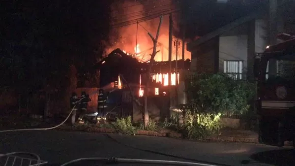 Casa de homem que esquartejou garoto de 10 anos é incendiada em Assis; homem é preso