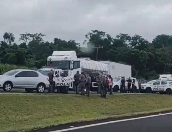 Perseguição de caminhão roubado termina com morto na Raposo Tavares 