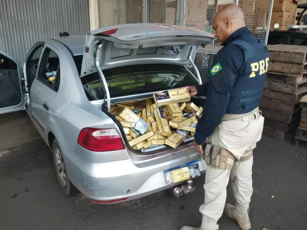 PRF apreende carro carregado com cigarros contrabandeados do Paraguai em Ourinhos