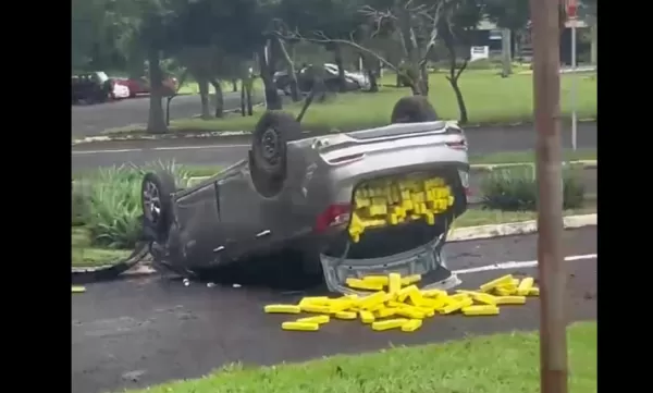 Em fuga da polícia, homem capota carro cheio de drogas em Ourinhos 