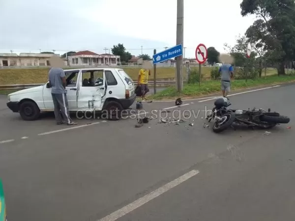 Mulher morre e quatro ficam feridos em acidente entre moto e carro em Bauru