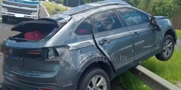 Motorista morre após carro capotar na SP-300 em Lençóis Paulista