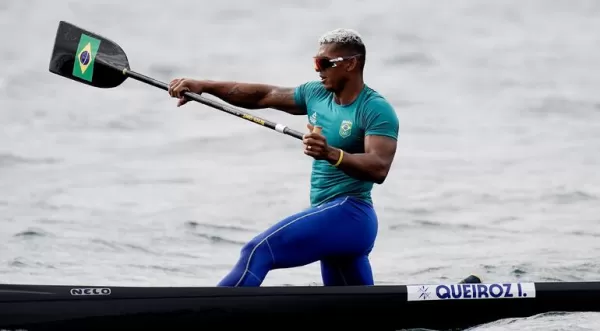 Isaquias Queiroz é prata na canoagem em Paris