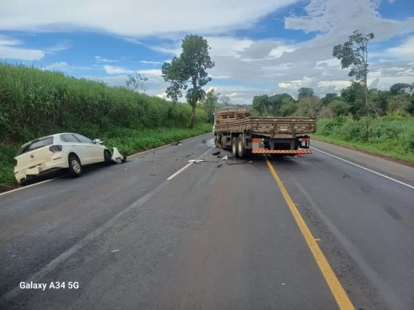 Colisão frontal entre caminhão e automóvel deixa motorista ferido na BR-153 entre Santo Antônio da Platina e Jacarezinho