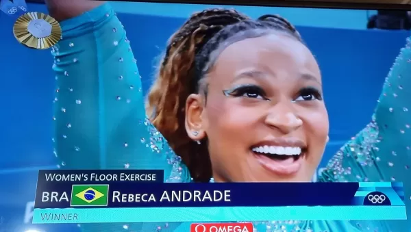 É ouro! Rebeca Andrade vence no solo, superando Simone Biles