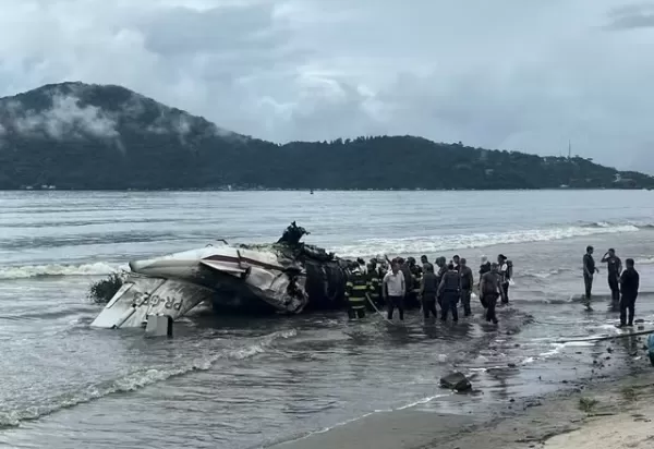 Avião de pequeno porte ultrapassa pista e explode na Praia do Cruzeiro em Ubatuba; uma pessoa morre