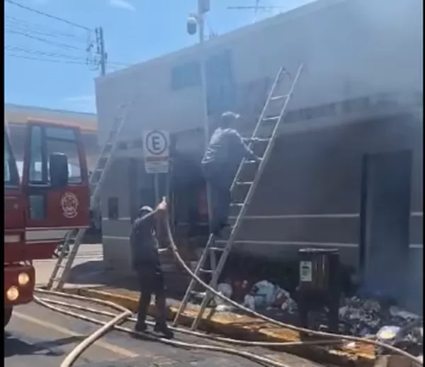 Incêndio atinge farmácia no centro de Santa Cruz do Rio Pardo