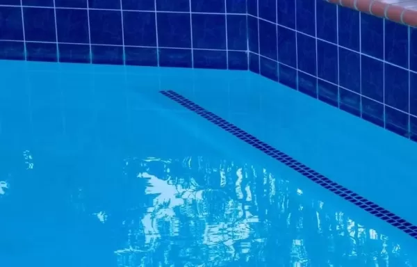 Menino de 3 anos morre afogado em piscina de casa no interior de SP